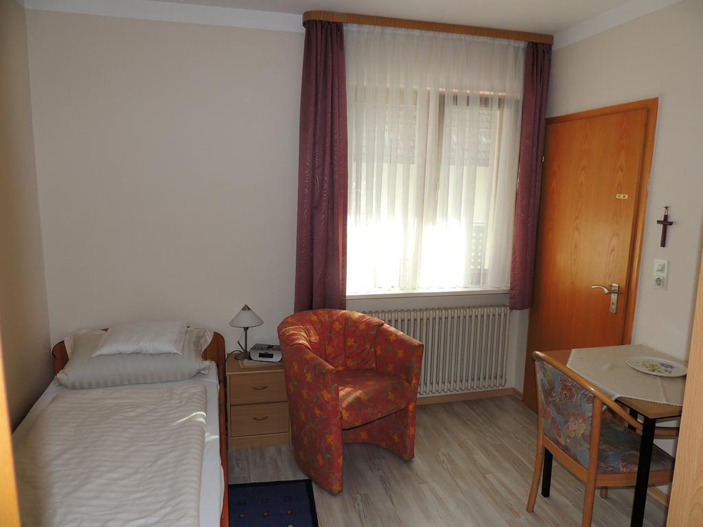 באד פטרסטאל-גריסבאך Gaestehaus Und Ferienwohnung Baechle חדר תמונה